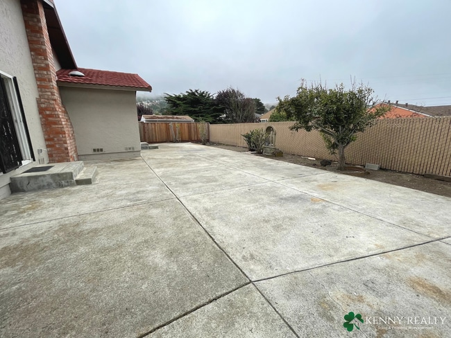 Building Photo - Spacious 3 Bedroom Home with Backyard Pati...