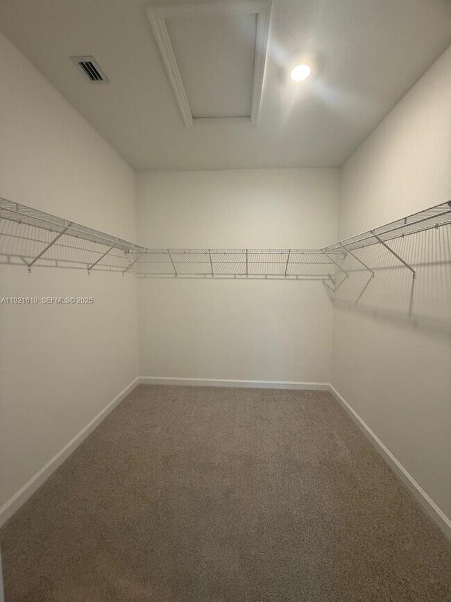 Building Photo - 2746 SE 24th Terrace