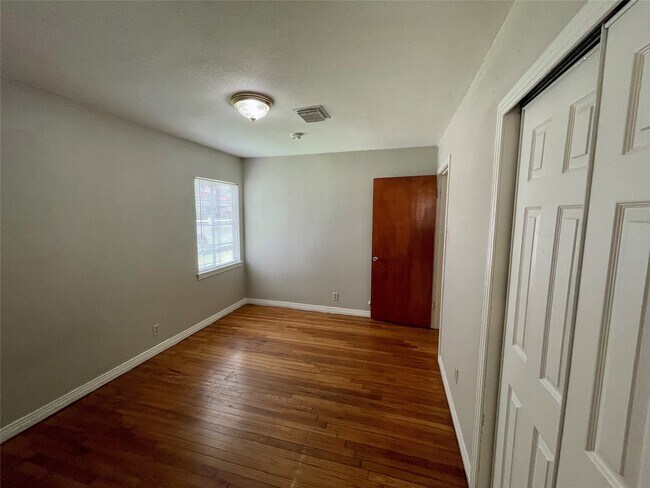 Building Photo - 617 Fostoria Ln