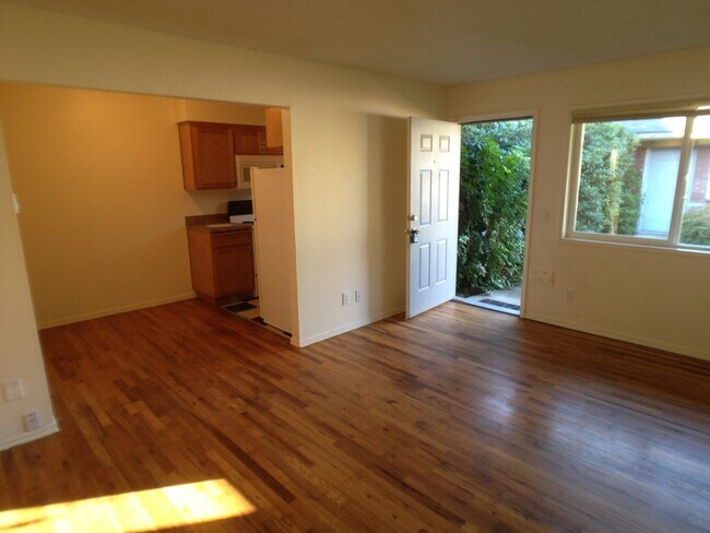 Building Photo - Lower 1bed, bike storage, great location, all dogs welcome!