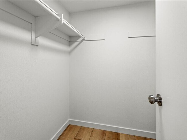Building Photo - Spacious 3Beds+2.5Baths Townhouse With A B...