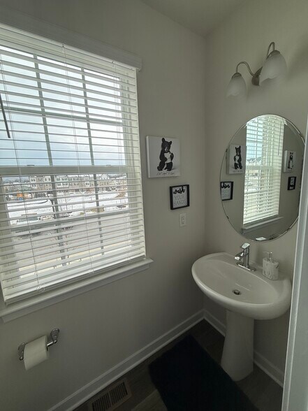 Building Photo - 7504 Day Break Dr