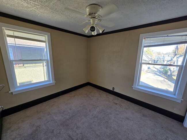 Building Photo - 802-811 11th Ave N