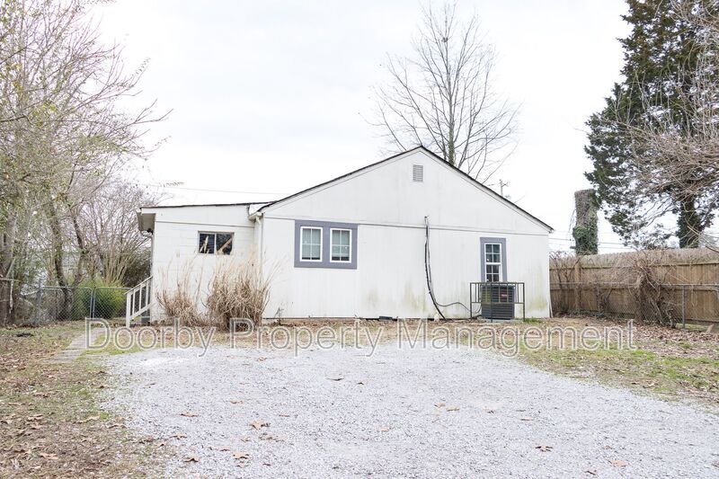 Building Photo - 921 East Ave