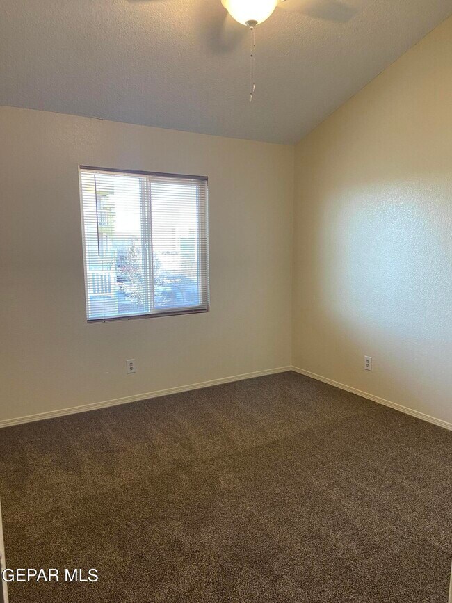 Building Photo - 591 Bartlett Dr