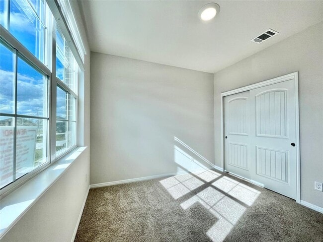 Building Photo - 467 Evergreen Sumac Lp