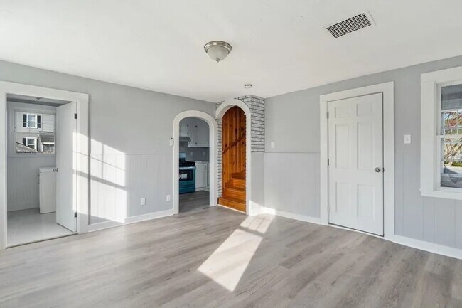 Building Photo - Sunny & Bright Updated 2 BA / 1 Ba Home in Dartmouth
