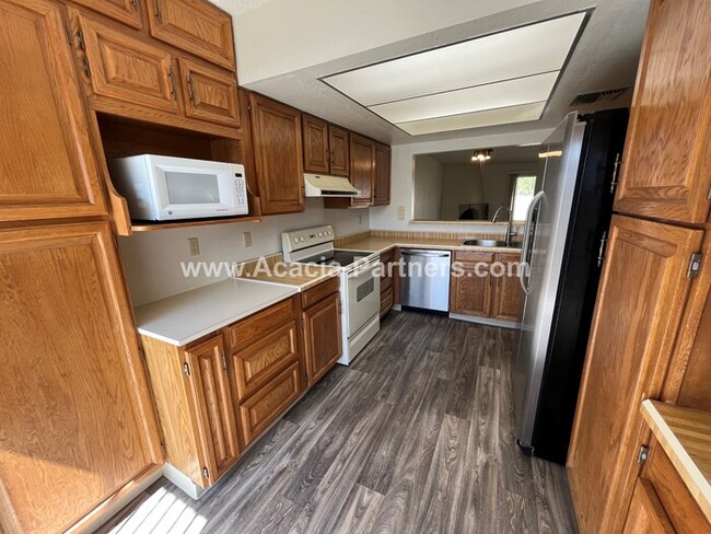 Building Photo - Eastside Townhome
