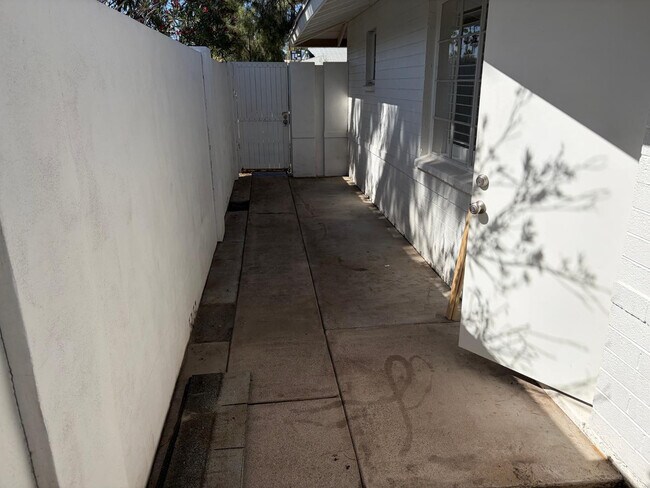 Building Photo - 3517 E Montecito Ave