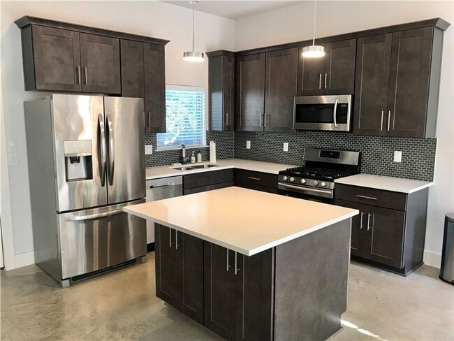 Building Photo - Central Austin / 3 bedroom, 2.5 baths / Mo...