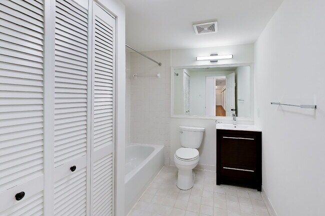 Building Photo - Bright 16th St Condo + Parking