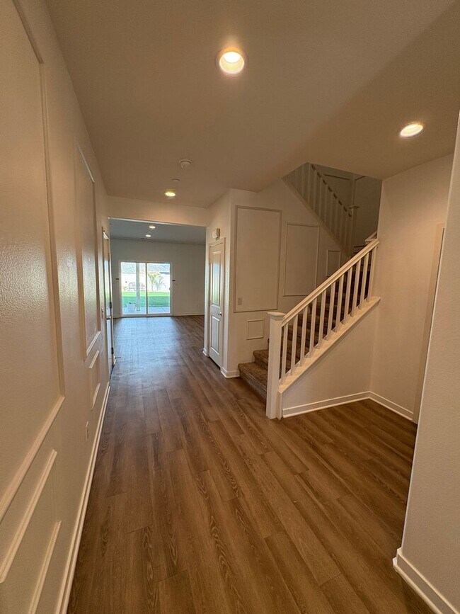 Building Photo - Stunning 5-bedroom, 3.5-bath home