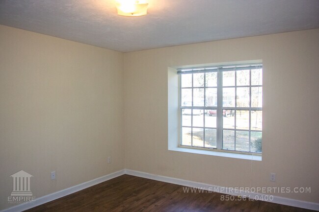 Building Photo - Quiet Townhome With Large Yard