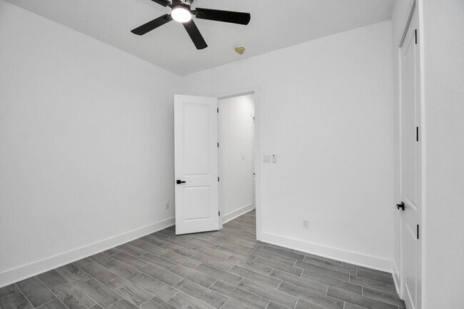 Building Photo - 519 Lovers Ln