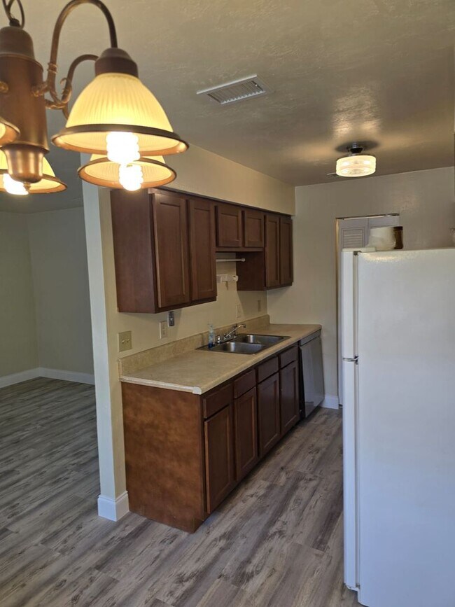 Building Photo - Beautiful 2 bedroom 1 bathroom Single Fami...