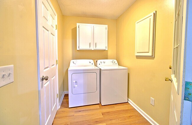 Building Photo - 205 Tempest Ln