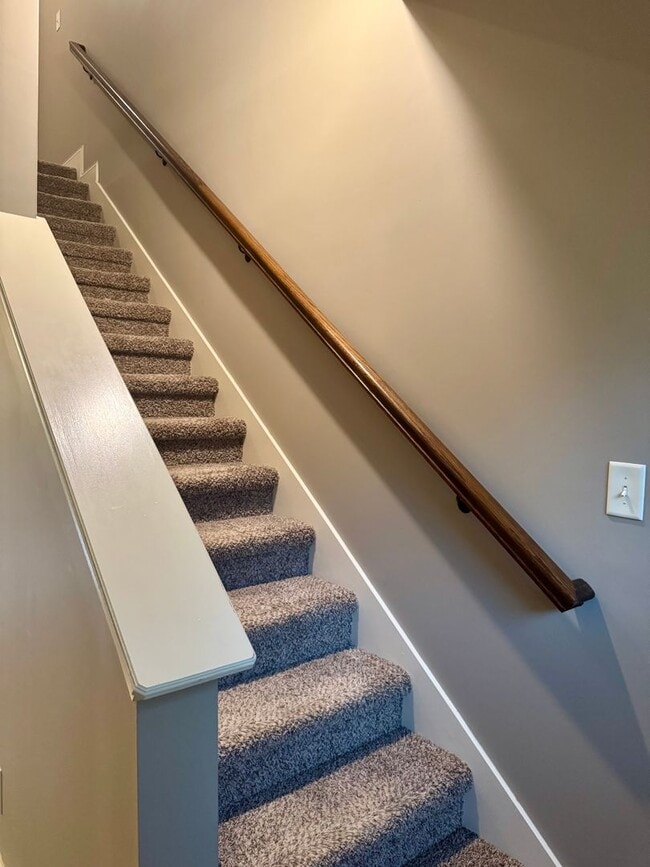 Building Photo - Luxury Townhouse! 2 Bed/2.5 Bath, 1 Car ga...