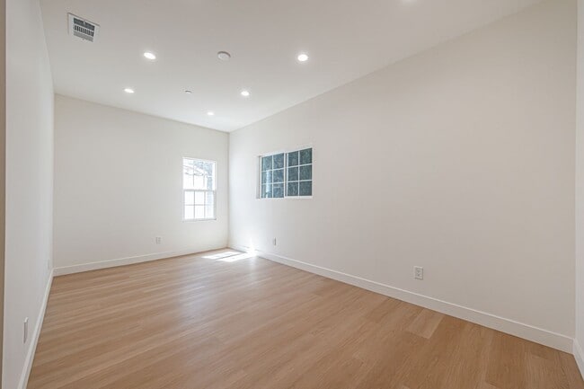 Building Photo - Modern Upstairs 3-Bed/2-Bath at 4222 – Two...