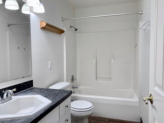 Building Photo - Four Bedroom Home in Kentwood