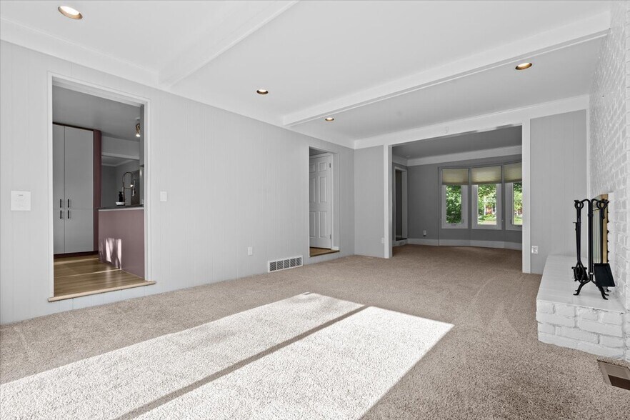 Building Photo - 5476 Van Ness Dr