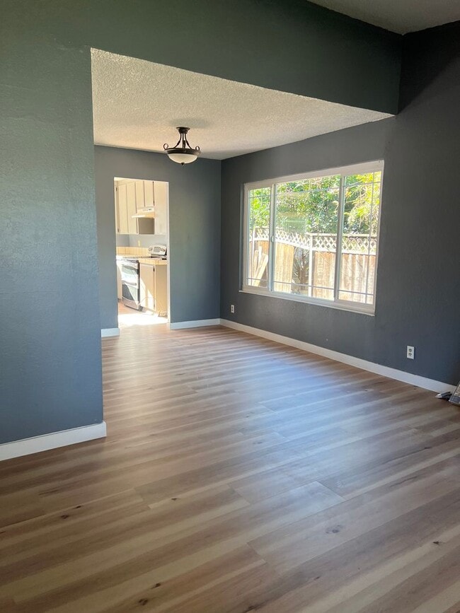 Building Photo - 4Bedroom House