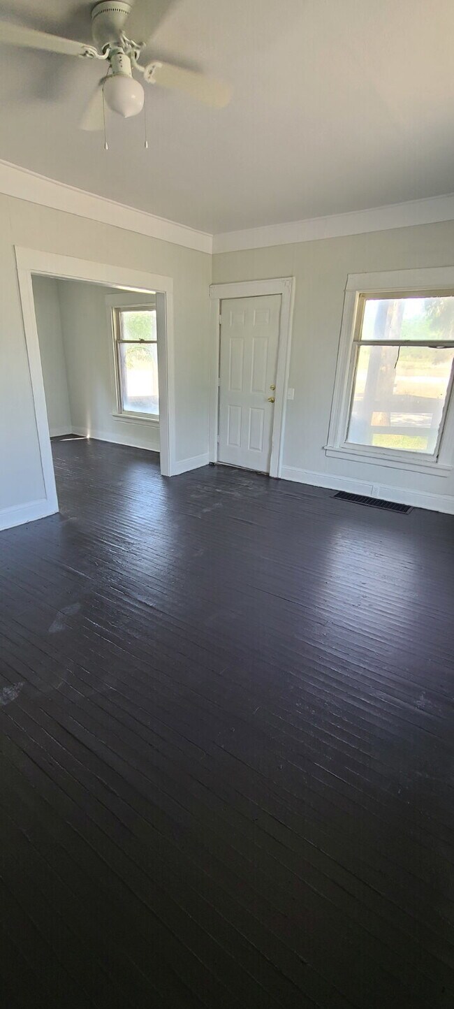 Building Photo - Spacious 4-Bedroom Home in Prime Flint Location