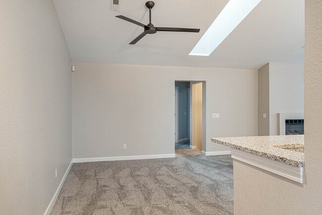 Building Photo - 746 Hilltop Ln