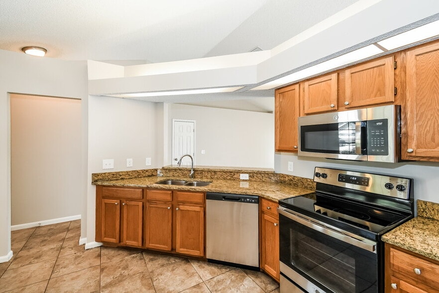Building Photo - 8133 Fieldside Dr W
