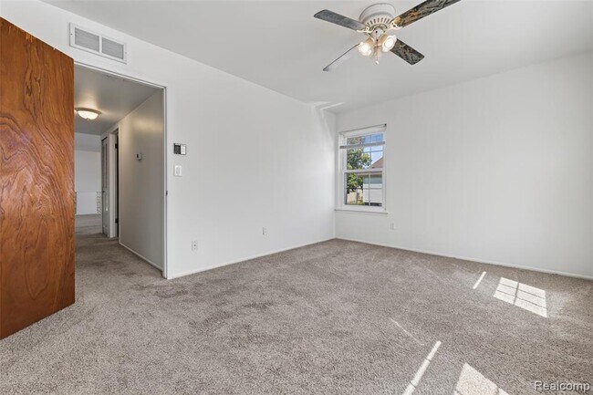 Building Photo - 26070 N Lake Dr