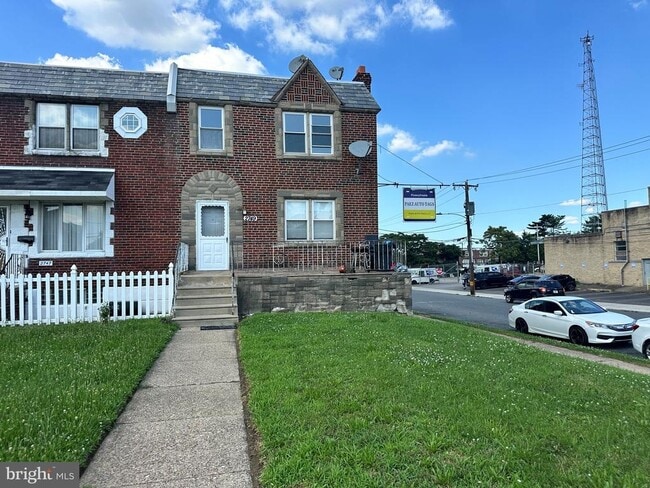Building Photo - 2749 Levick St