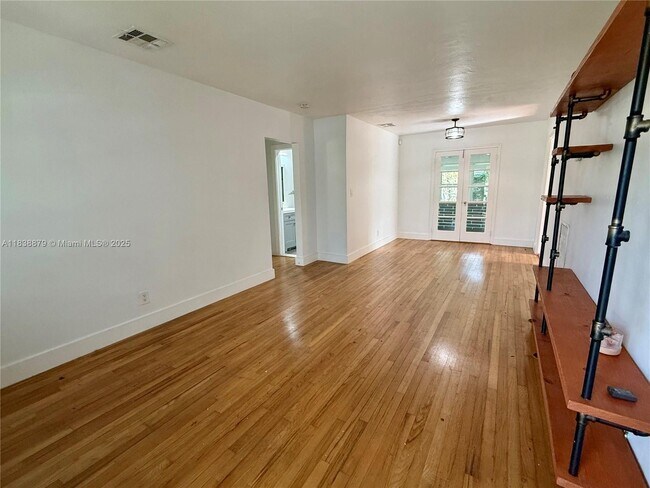 Building Photo - 1102 NE 116th St