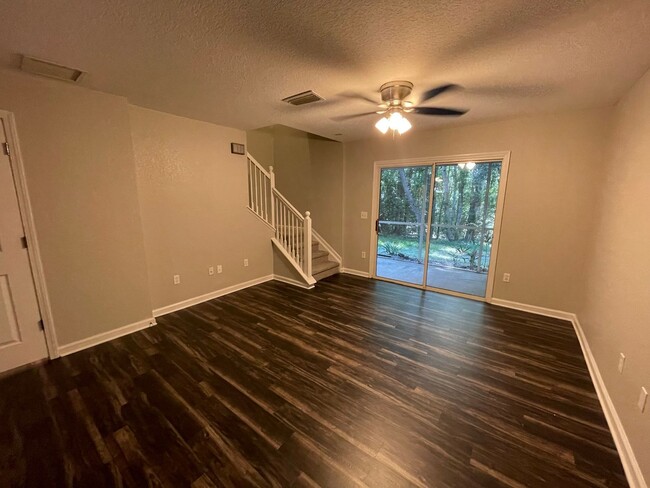 Building Photo - 2 bedroom 2.5 bath Townhome with 1 car att...