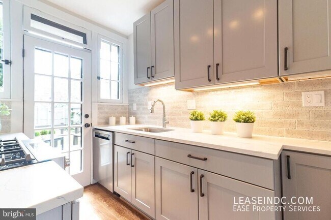 Building Photo - 4434 Reservoir Rd NW