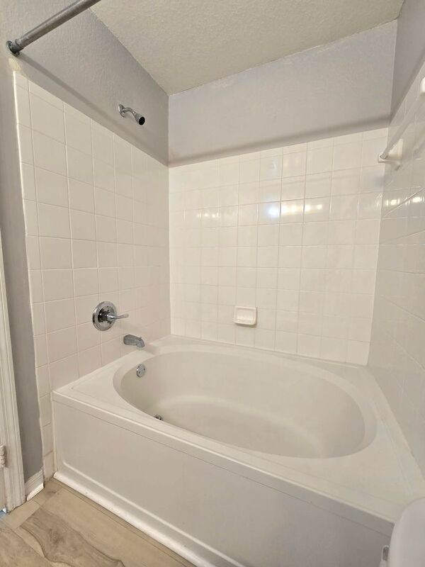 Building Photo - 4240 Summer Landing Dr