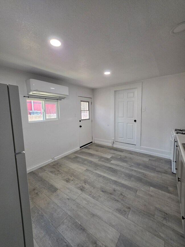 Building Photo - 1178 E Park Way