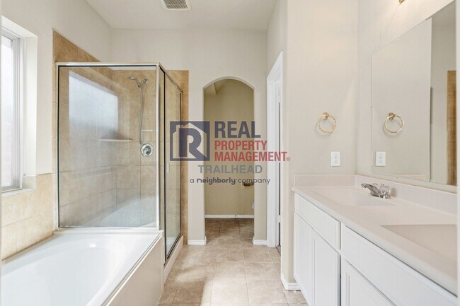 Building Photo - Modern 4-Bed Home in Prime Location