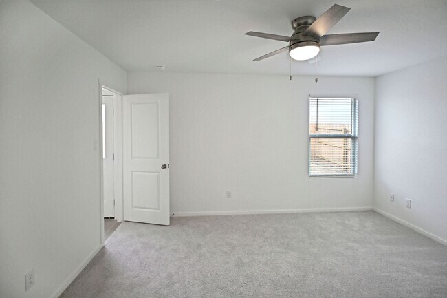 Building Photo - 2423 Shady Grv