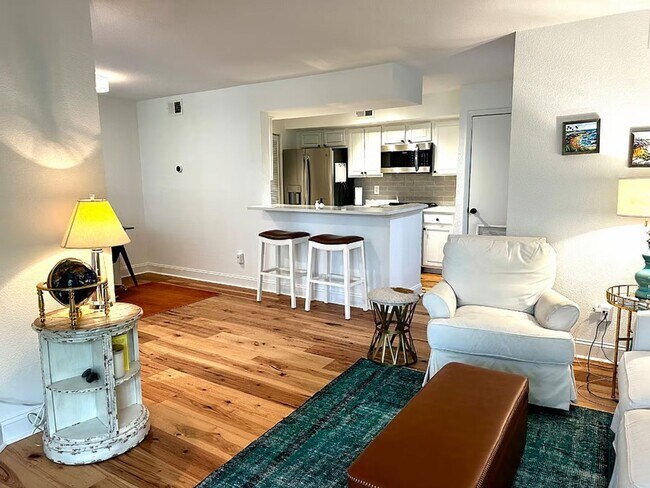 Building Photo - Furnished/Updated 1 Bed/1 Bath Condo- Close to Sullivan's Island