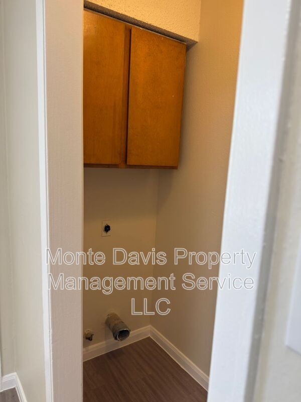 Building Photo - 1614 W Braker Ln