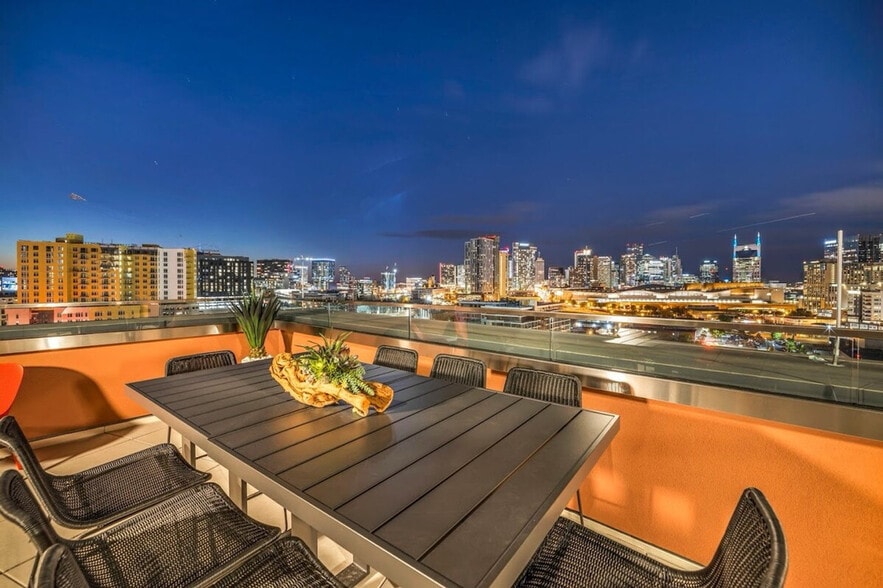 Building Photo - 641 Division St