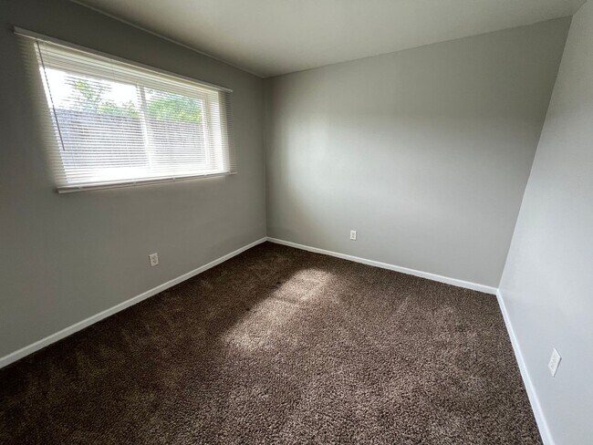 Building Photo - Warren Park 2 Bedroom Apartment with Balcony