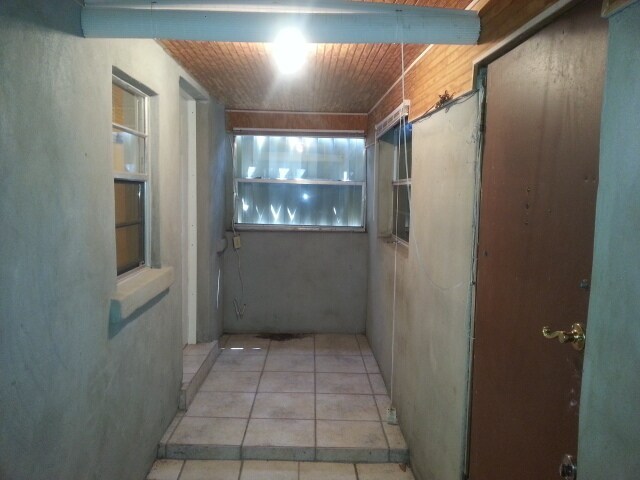 Building Photo - Spacious 2/1 Single Family House with large fenced in yard!!