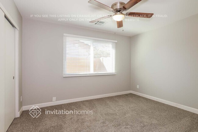 Building Photo - 2461 E Manhatton Dr