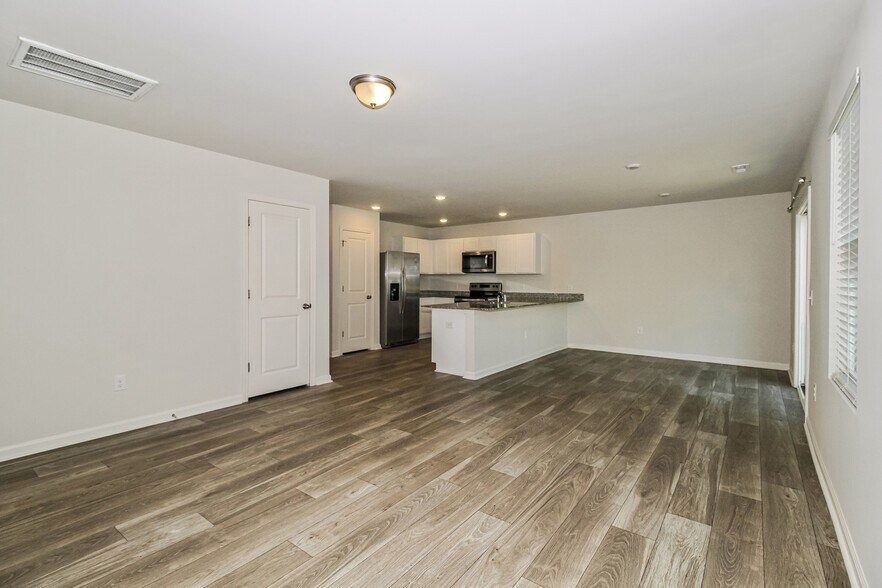 Building Photo - 668 Savanac St SE