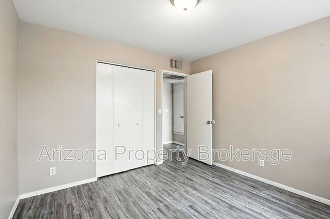 Building Photo - 111 N Flint Cir