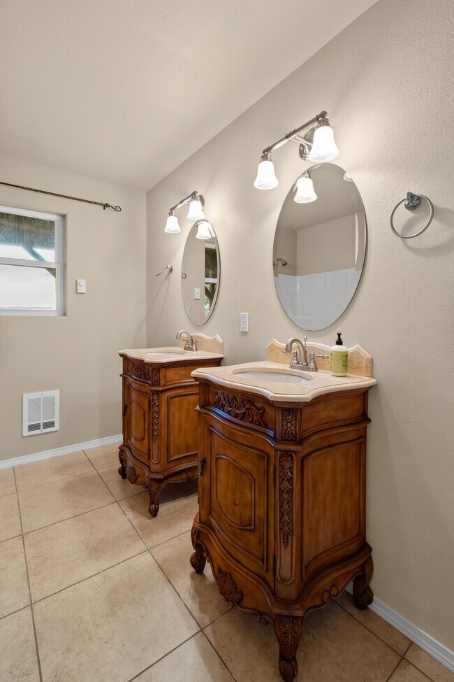 Building Photo - 231 E Linda Vista Ct