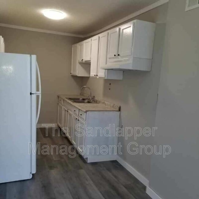 Building Photo - 1927 Iron St