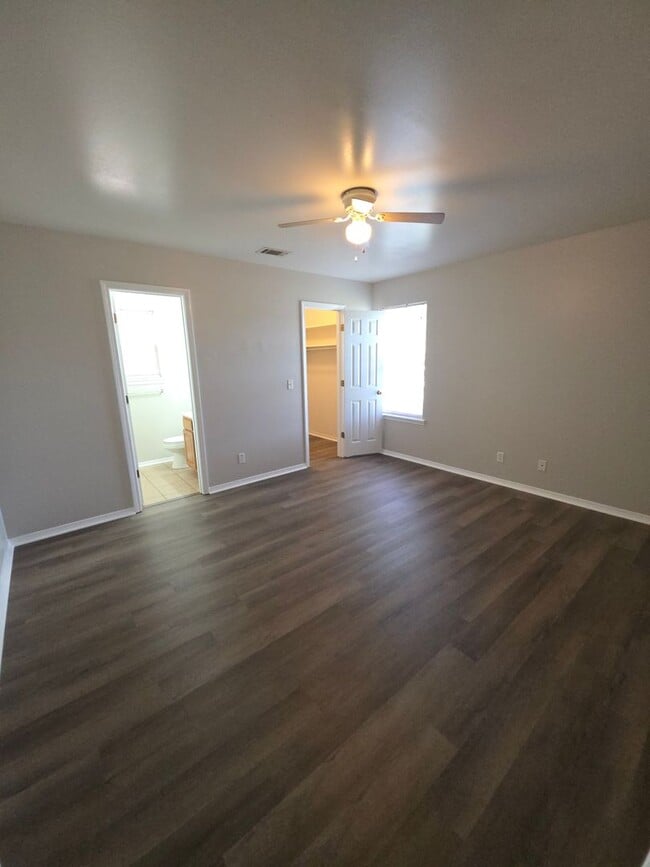Building Photo - 102 Willow Creek Dr