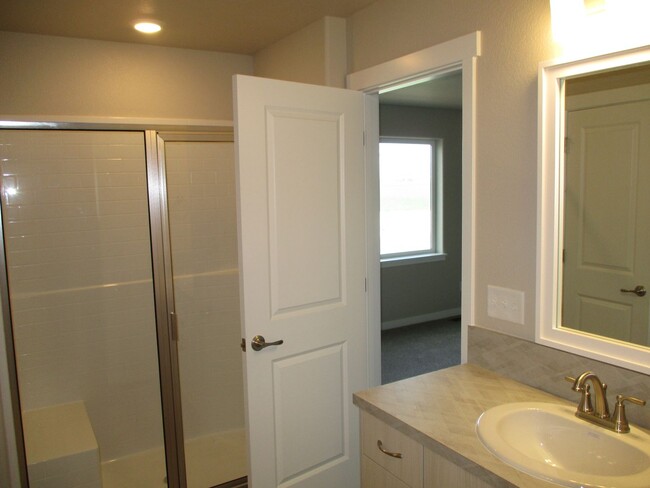 Building Photo - Brand New Berthoud Property facing the Mou...