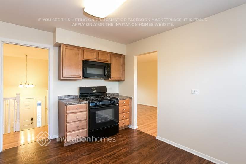 Building Photo - 825 W Manor Ct